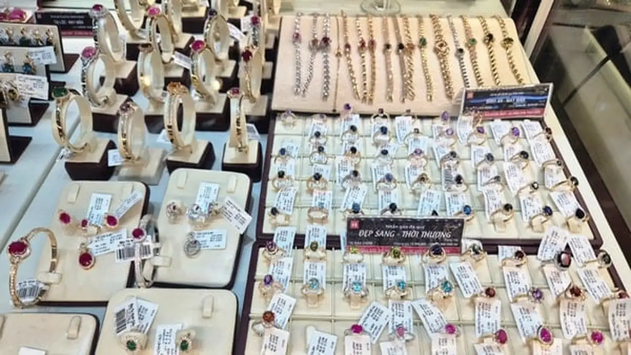 تراجع مفاجئ في أسعار الذهب عقب تسجيلها أعلى مستوى منذ شهر ونصفُوفُ نصيحة بالانتظار